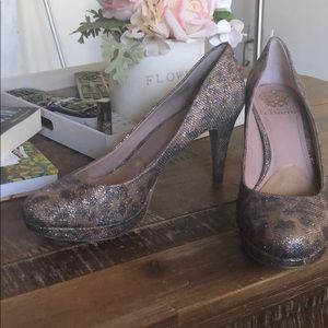 Vince Camuto Glittery leopard pumps size 10!